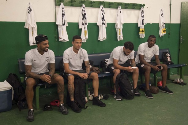 Jogadores no vestiário do Brinco de Ouro, antes do duelo contra o Guarani