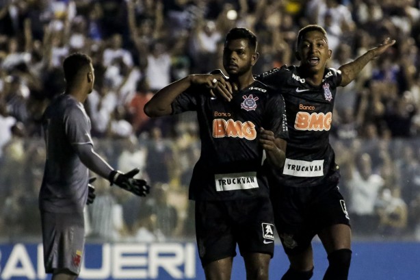 Nathan e Igor comemorando o gol do atacante contra o Vasco