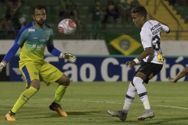 Pedrinho durante jogo contra o Guarani, pelo Paulistão