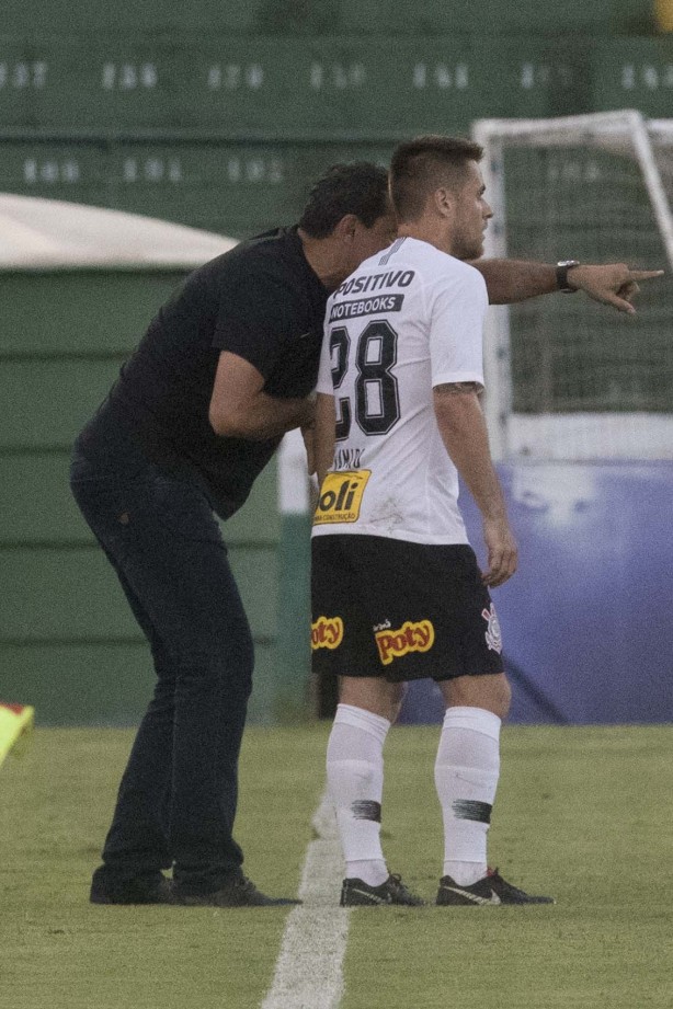 Ramiro recebe instruções de Fábio Carille durante partida contra o Guarani