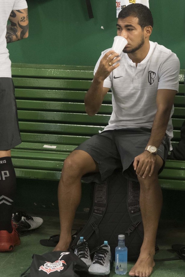 Sornoza no vestiário do Brinco de Ouro, antes do duelo contra o Guarani