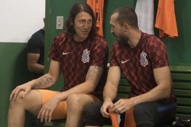 Walter e Cássio no vestiário do Brinco de Ouro, antes do duelo contra o Guarani