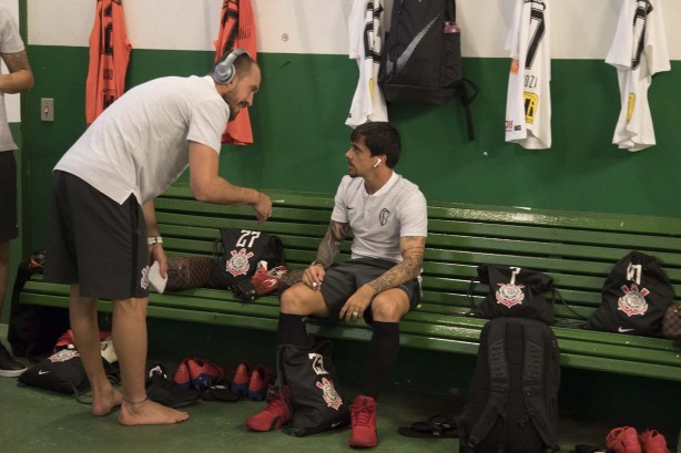 Walter e Fagner no vestiário do Brinco de Ouro, antes do duelo contra o Guarani