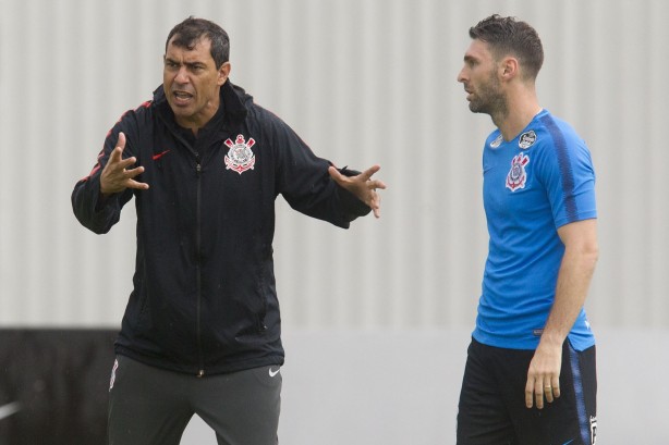 Carille e Boselli no treino de reapresentação da equipe após derrota para o Guarani
