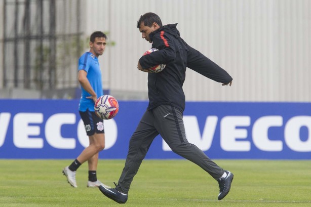 Carille no treino de hoje no CT; time treina após derrota para o Guarani