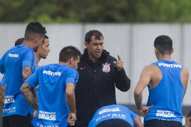 Carille orienta equipe durante treino de hoje no CT