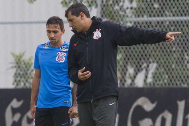 Carille orienta Mosquito no treinamento de hoje no CT