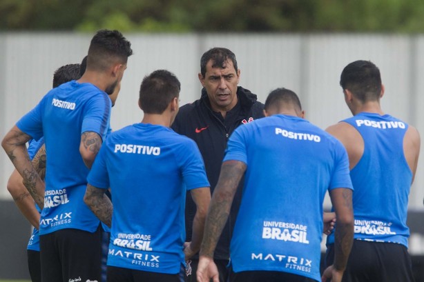 Carille passa orientações à equipe durante treino no CT Joaquim Grava