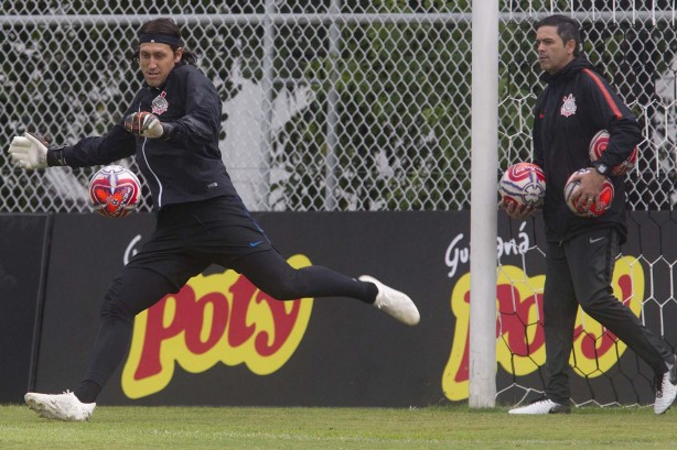 Cássio e Leonardo Cuca no treinamento de reapresentação da equipe no CT