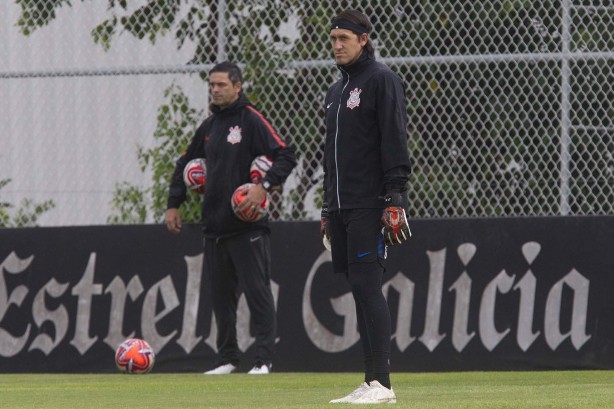 Cuca e Cássio durante o treinamento de hoje no CT