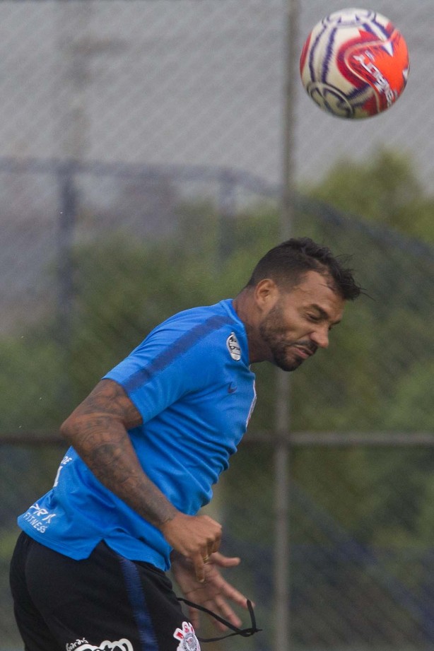 Michel Macedo em jogada aérea no CT