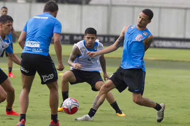 Sergio Díaz e Thiaguinho treinam no CT