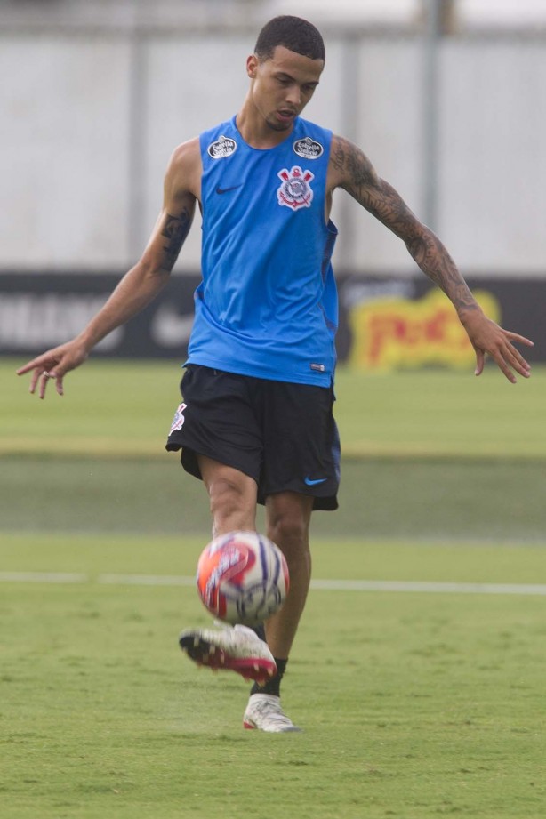Thiaguinho treina no CT com companheiros para o time engrenar no Paulistão
