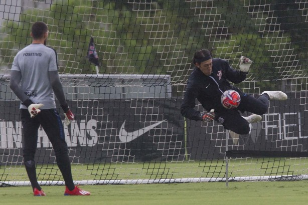 Walter e Cássio durante o treino de goleiros no CT Joaquim Grava