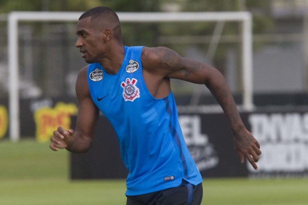 Zagueiro Marllon durante o treino desta quinta-feira no CT