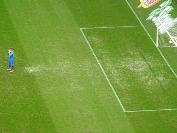 Gramado na parte dos goleiros está bastante complicado