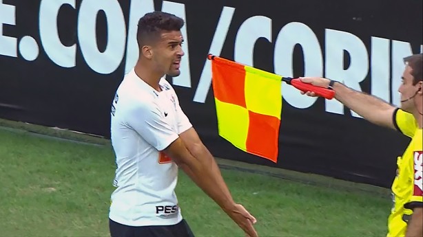 Léo Santos reclama com bandeirinha por escanteio não marcado a favor do Timão