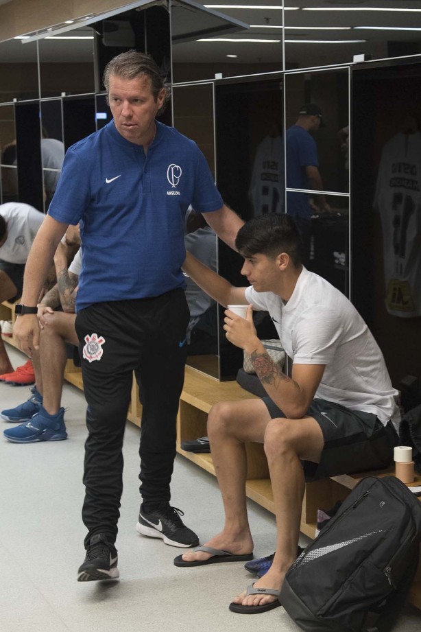Angelo Araos espera no vestiário da Arena Corinthians o início da partida contra a Ponte Preta