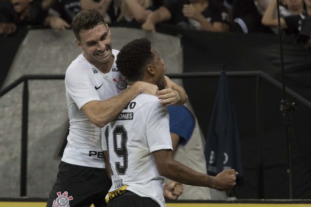 Boselli ao lado de Gustavo comemorando o gol do atacante contra a Ponte Preta