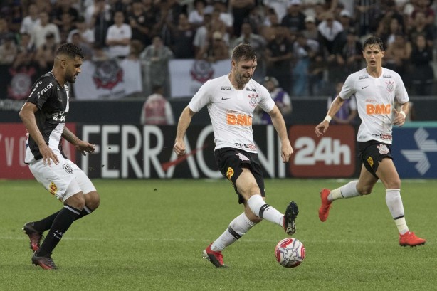 Boselli e Vital durante vitória do Corinthians sobre a Ponte Preta, na Arena