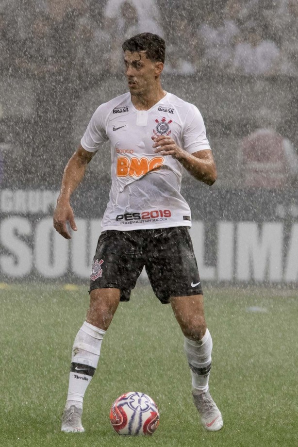 Danilo Avelar durante vitória do Corinthians sobre a Ponte Preta