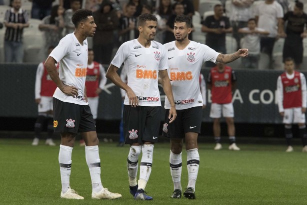 Gustavo, Léo Santos e Pedro Henrique na partida contra a Ponte Preta, pelo Paulistão