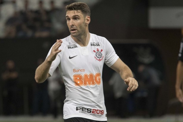 Mauro Boselli no jogo contra a Ponte Preta; partida foi sua estreia pelo Corinthians