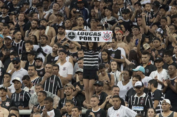 Torcida levou bom público na noite chuvosa na Arena Corinthians