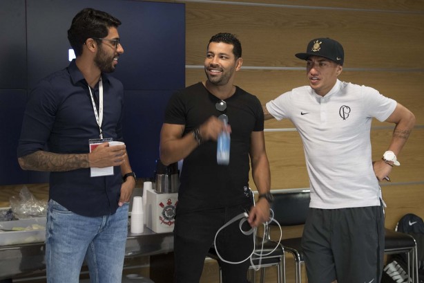 Vilson, André Santos e Ralf no vestiário da Arena Corinthians antes do jogo contra a Ponte Preta