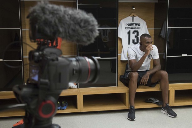 Zagueiro Marllon espera no vestiário da Arena Corinthians para duelo contra a Ponte Preta