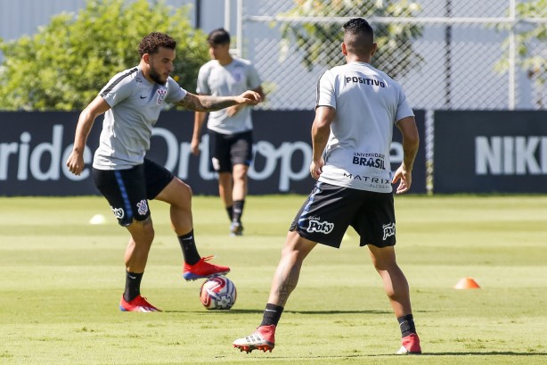 André Luís treina para enfrentar o RB Brasil pelo Paulistão