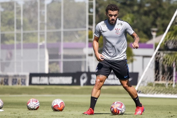 Atacante André Luís treina no CT Joaquim Grava