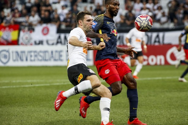 Boselli em dividida durante jogo contra o Red Bull, pelo Campeonato Paulista, na Arena Corinthians