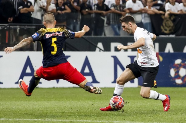 Boselli indo pra cima do marcador do RB Brasil, na Arena Corinthians, pelo Paulistão