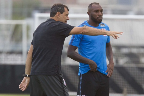 Carille e zagueiro Manoel no treino de hoje no CT