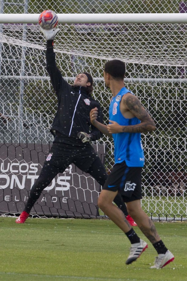 Cássio faz defesa durante treino de hoje no CT Joaquim Grava