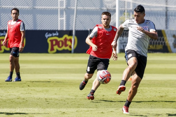 Jadson, Ramiro e Ralf no treinamento de hoje no CT Joaquim Grava
