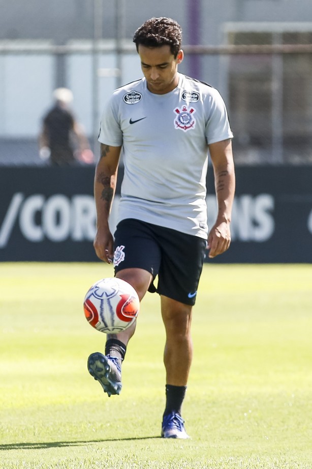 Jadson treina no CT Joaquim Grava para encarar o RB Brasil