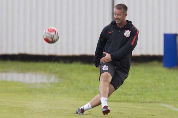 Leandro Idalino, preparador de goleiros, durante treino no CT