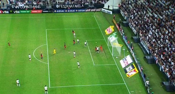 Na imagem, Ytalo sobe mais e abre o placar para o Red Bull na Arena Corinthians