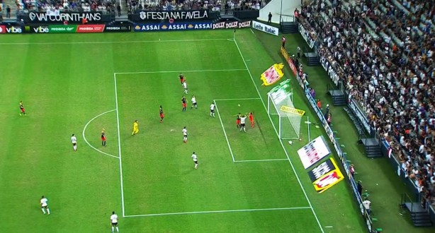 Na imagem, Ytalo sobe mais e abre o placar para o Red Bull na Arena Corinthians