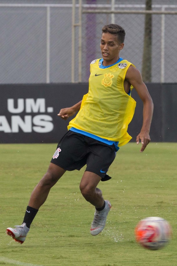 Pedrinho treina no CT Joaquim Grava