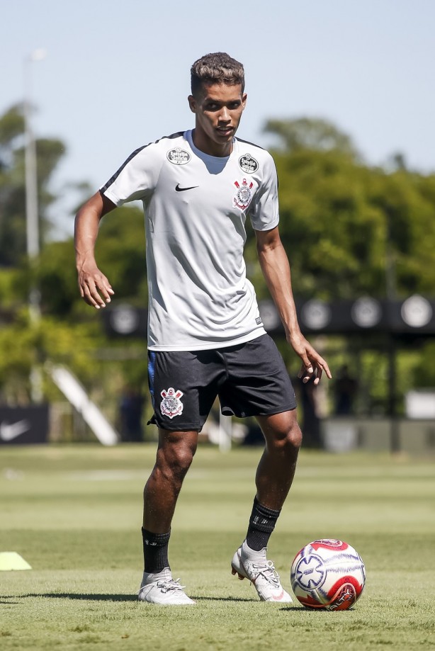 Pedrinho treina para enfrentar o RB Brasil pelo Paulistão