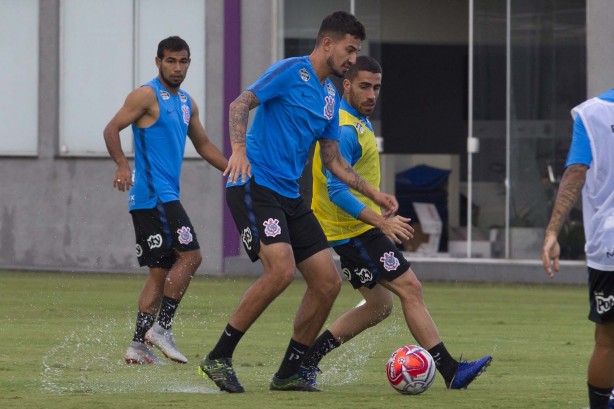 Sornoza, Pedro Henrique e Gabriel treinam no CT para enfrentar o RB Brasil