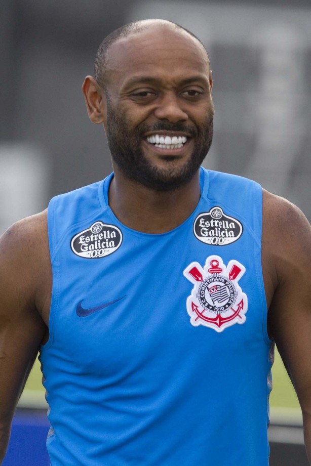 Vagner Love já treina com companheiros no CT