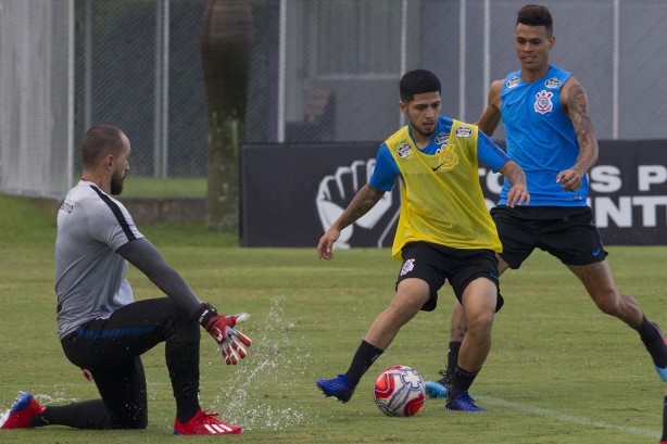 Walter, Sergio Díaz e Richard treinam no CT