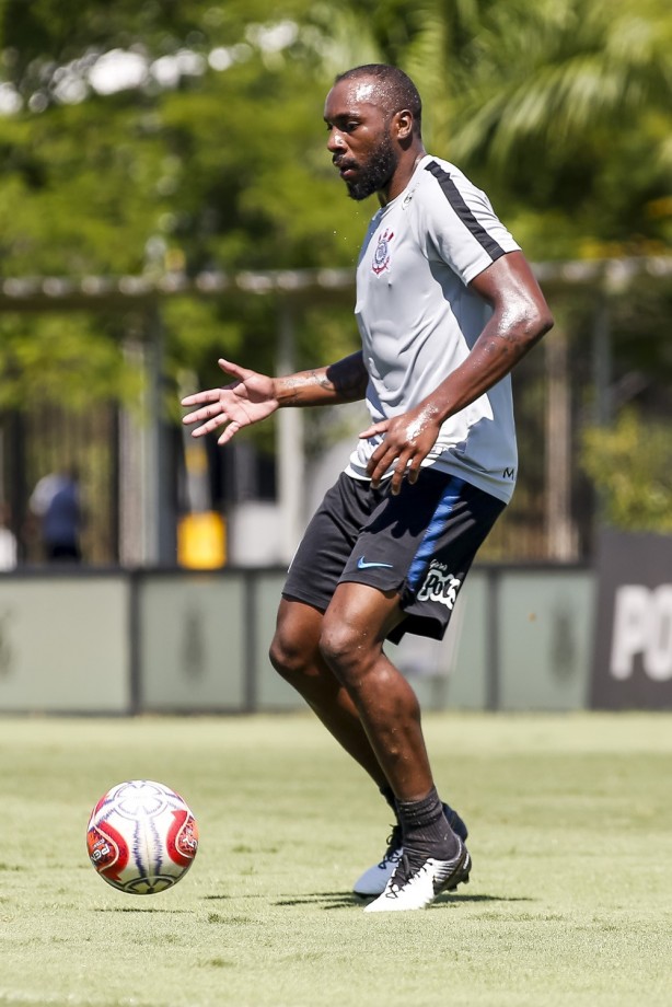 Zagueiro Manoel durante treinamento de hoje no CT