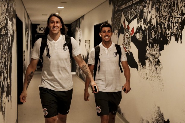 Cássio e Avelar chegam ao vestiário da Arena Corinthians para o jogo contra o Red Bull