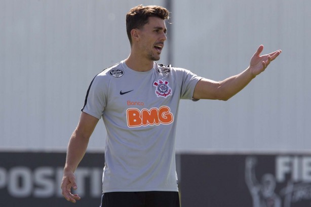 Danilo Avelar, mesmo questionado, vai para o clássico contra o Palmeiras, no sábado