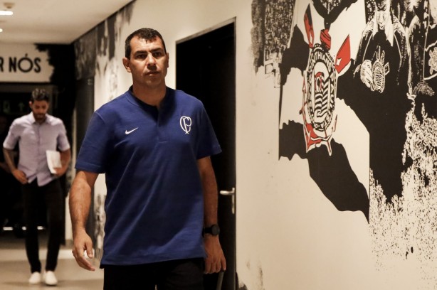 Fábio Carille chega ao vestiário da Arena Corinthians para o jogo contra o Red Bull Brasil